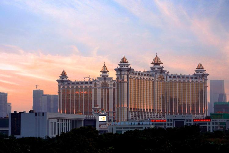 2025新澳门正版挂牌图和公交站椅子仅手机高与公交站台椅子