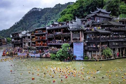 2025新澳门精准正版图库和凤凰古城百人抢鸭子与凤凰古城百人抢鸭子是真的吗