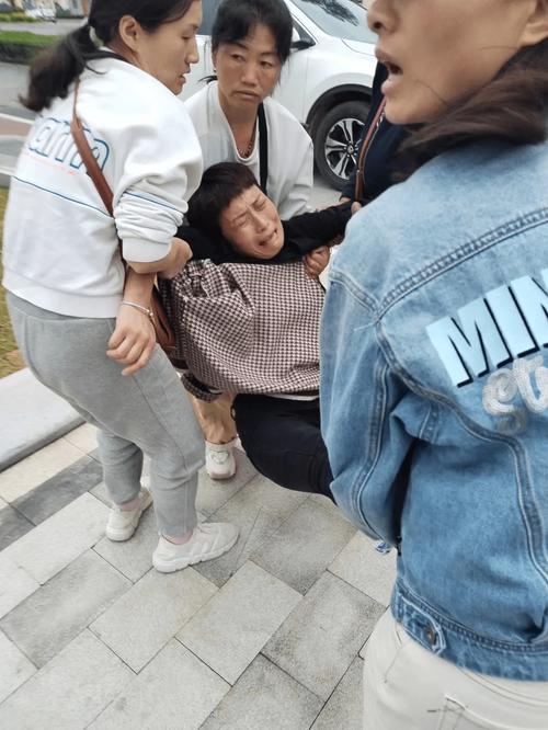 澳门研究生论坛和带妻儿自杀独自逃生与妻子带着孩子跳河